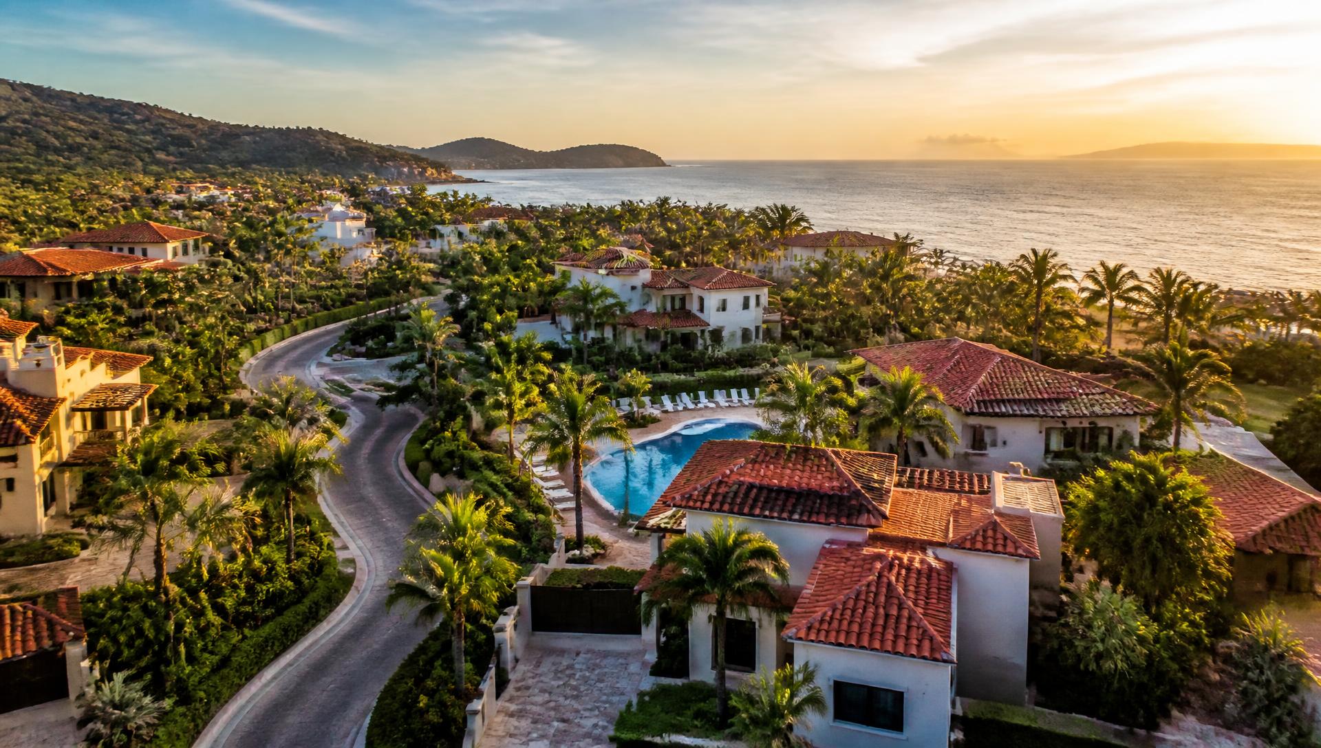 Vista aérea de un desarrollo residencial con áreas comunes, vialidades internas y amenidades