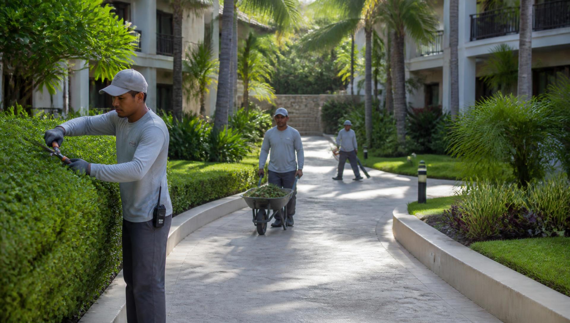 Equipo operativo dando mantenimiento a las áreas comunes de un condominio